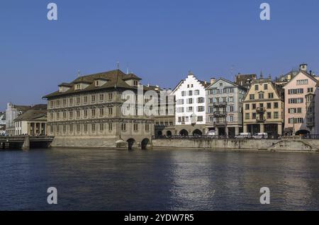 Ufer der Limmat mit historischen Häusern im Zentrum von Zürich, Schweiz, Europa Stockfoto