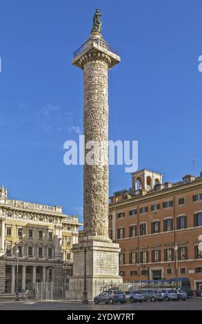 Die Marcus Aurelius-Säule ist eine römische Siegessäule auf der Piazza Colonna in Rom, Italien. Es ist eine dorische Säule mit einem spiralförmigen Relief: Es wurde gebaut i Stockfoto