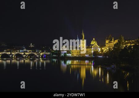 Blick auf den Wasserturm der Altstadt und die Karlsbrücke bei Nacht, Prag Stockfoto