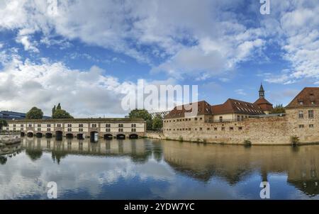 Die Barrage Vauban, oder Vauban Dam, ist eine Brücke, Wehr und defensive Arbeit errichtet im 17. Jahrhundert auf der Ill in der Stadt Straßburg in Fran Stockfoto