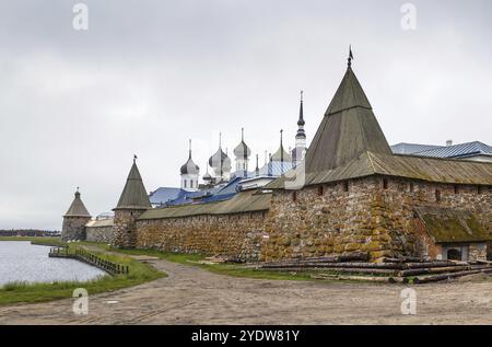 Das Kloster SOLOVETSKY ist ein befestigtes Kloster auf den Solovetsky-Inseln im Weißen Meer, Russland. Türme und Mauern Stockfoto