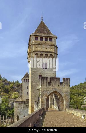 Die Pont Valentre ist eine sechsspurige Steinbogenbrücke aus dem 14. Jahrhundert, die den Lot River in Cahors, Frankreich, Europa überquert Stockfoto