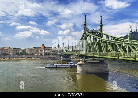 Die Freiheitsbrücke in Budapest, Ungarn, verbindet Buda und Pest über die Donau Stockfoto