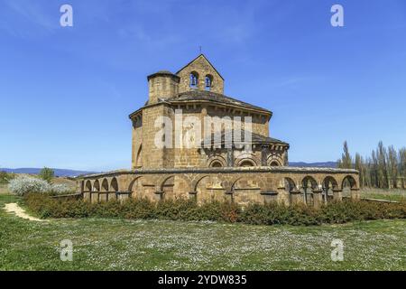 Die Kirche St. Maria von Eunate ist eine romanische Kirche aus dem 12. Jahrhundert, die sich etwa 2 km südöstlich von Muruzabal, Navarra, Spanien, auf dem Weg von St. Jam befindet Stockfoto