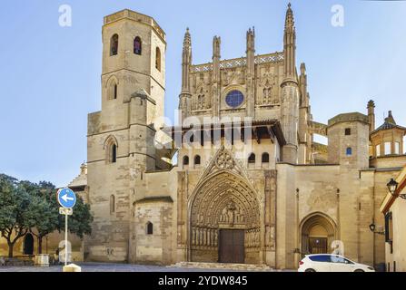 Die Kathedrale von Huesca, auch bekannt als die Kathedrale der Heiligen Maria Huesca, Spanien. Seine Architektur ist gotisch und der Bau begann im späten 13. Jahrhundert Stockfoto