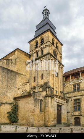 Die Kathedrale von Sarlat ist eine römisch-katholische Kirche und ehemalige Kathedrale in Sarlat-la-Caneda, Frankreich, Europa Stockfoto