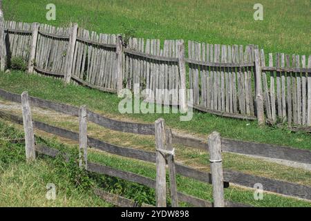 Ein alter Holzzaun entlang eines Weges im Dorf Donja Crnuca, Sumadija, Zentralserbien Stockfoto