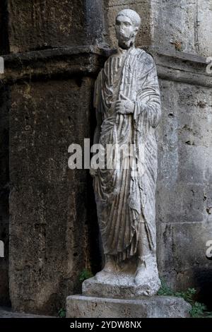 Römische Toga-tragende Statue aus dem Forumsbereich, Glockenturm und Bogen von St. Peter, Isernia, Molise, Italien, Europa Stockfoto