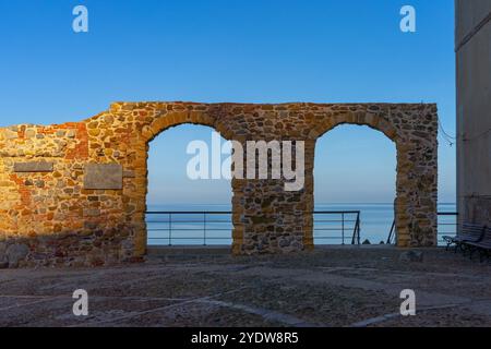 Piazza Marina, alte Stadtmauern, Cefalu, Palermo, Sizilien, Italien, Mittelmeer, Europa Stockfoto