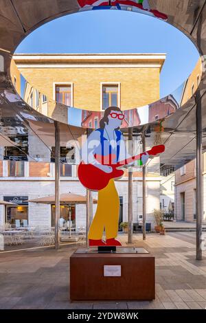 Marco Lodola, Pigro, Lichtskulptur Ivan Graziani gewidmet, 2023, Largo San Matteo, Teramo, Abruzzen, Italien, Europa Stockfoto