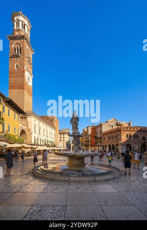 Piazza delle Erbe, Verona, UNESCO-Weltkulturerbe, Venetien, Italien, Europa Stockfoto