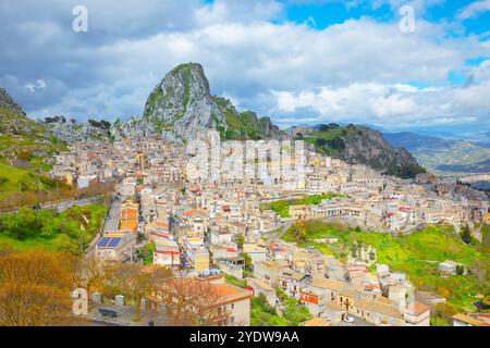 Bergdorf Caltabellotta, Hochwinkel, Caltabellotta, Agrigento Bezirk, Sizilien, Italien, Mittelmeer, Europa Stockfoto