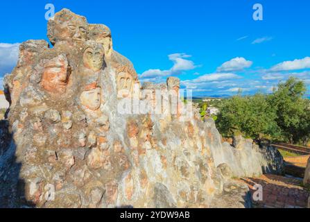 In Felsen gehauene Köpfe in Enchanted Castle, Sciacca, Agrigento, Sizilien, Italien, Mittelmeerraum, Europa Stockfoto