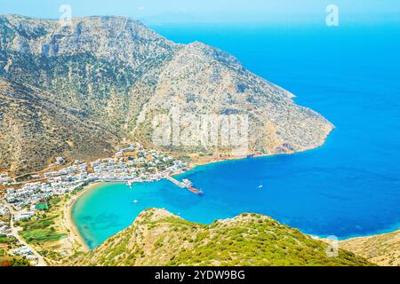 Hafen von Kamares, Hochwinkelansicht, Kamares, Sifnos Island, Kykladen, Griechische Inseln, Griechenland, Europa Stockfoto