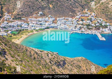 Hafen von Kamares, Hochwinkelansicht, Kamares, Sifnos Island, Kykladen, Griechische Inseln, Griechenland, Europa Stockfoto