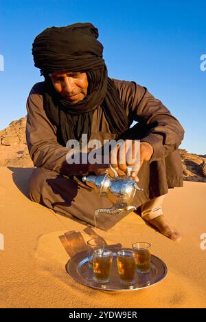 Tuareg serviert Tee, Erg Murzuq, Sahara-Wüste, Fezzan, Libyen, Nordafrika, Afrika Stockfoto