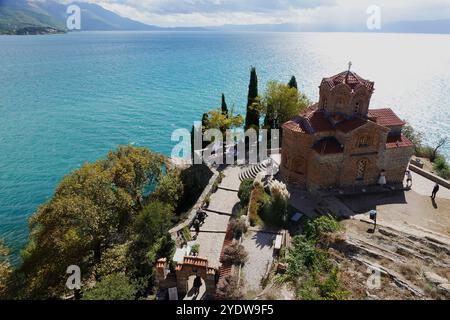 Kirche des Heiligen Johannes des Theologen, eine mazedonisch-orthodoxe Kirche auf der Klippe über Kaneo Beach, UNESCO, mit Blick auf den See Ohrid, Mazedonien Stockfoto