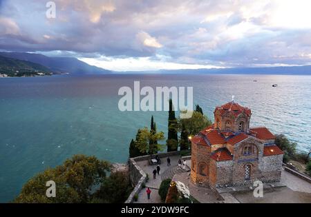 Kirche des Heiligen Johannes des Theologen, eine mazedonisch-orthodoxe Kirche auf der Klippe über Kaneo Beach, UNESCO, mit Blick auf den See Ohrid, Mazedonien Stockfoto