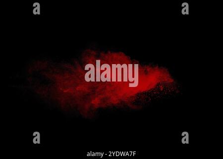 Rote Pulverexplosion auf schwarzem Hintergrund Stockfoto