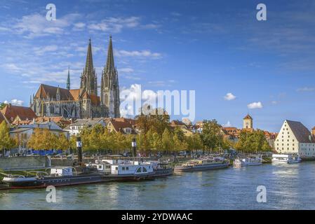 Blick auf die Altstadt von Regensburg mit St. Peter-Kathedrale aus der Donau, Deutschland, Europa Stockfoto