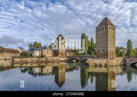 Blick auf die mittelalterliche Brücke Ponts Couverts vom Barrage Vauban in Straßburg, Frankreich, Europa Stockfoto