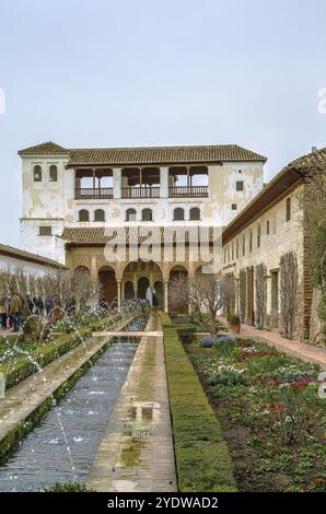 Patio de la Acequia (Hof des Wasserkanals) in Generalife Gardens, Granada, Spanien, Europa Stockfoto