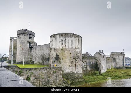 King John's Castle ist eine Burg aus dem 13. Jahrhundert in Limerick, Irland, am Fluss Shannon Stockfoto