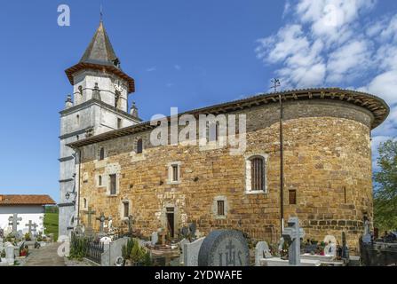 Die Kirche unserer Lieben Frau von der Himmelfahrt wurde im 13. Jahrhundert in Ainhoa, Frankreich, Europa erbaut Stockfoto