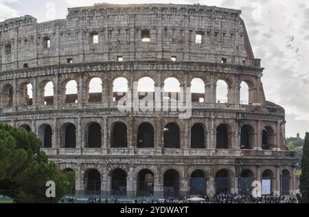 Das Kolosseum oder Kolosseum, auch bekannt als Flavisches Amphitheater, ist ein elliptisches Amphitheater im Zentrum von Rom, Italien, Europa Stockfoto