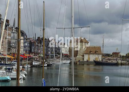 Blick auf den malerischen alten Hafen in Honfleur, Frankreich, Europa Stockfoto