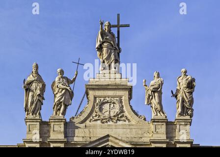 Die päpstliche Archbasilika St. Johannes Lateran ist die Kathedrale und der offizielle kirchliche Sitz des Bischofs von Rom, der der Papst ist. Fassade Stockfoto
