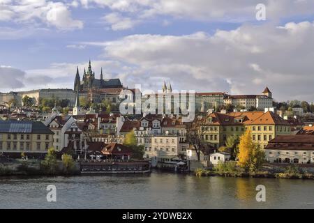 Blick auf die Pragerburg von der Karlsbrücke entfernt Stockfoto