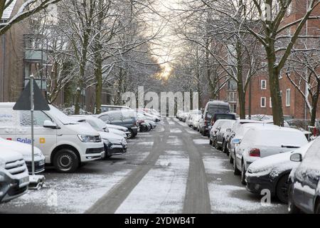 Geparkte, eingeschneite Autos, Verkehr, Transport, frühe Wintereinbrüche, Jahreszeiten, Hamburg, Deutschland, Hamburg, Bundesrepublik Deutschland, Europa Stockfoto