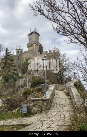 Der erste Turm oder die Festung von Guaita ist der älteste der drei Türme, die auf dem Monte Titano errichtet wurden und der berühmteste. Es wurde im 11.. Jahrhundert erbaut Stockfoto