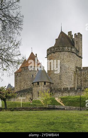 Cite de Carcassonne ist eine mittelalterliche Zitadelle in der französischen Stadt Carcassonne. Türme und Mauern Stockfoto