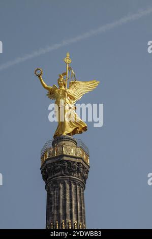 Nahaufnahme der goldenen Siegesgöttin auf der Berliner Siegessäule unter hellem Himmel, Berlin, Deutschland, Europa Stockfoto