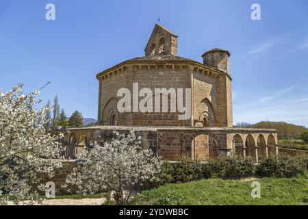 Die Kirche St. Maria von Eunate ist eine romanische Kirche aus dem 12. Jahrhundert, die sich etwa 2 km südöstlich von Muruzabal, Navarra, Spanien, auf dem Weg von St. Jam befindet Stockfoto