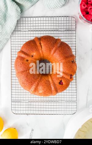 Glasierte Zitronen-Himbeerbündel-Kuchen mit frischen Himbeeren Stockfoto