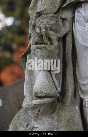 Sanduhr in der Hand eines grimmigen Sensers auf dem Melatenfriedhof in Köln Stockfoto