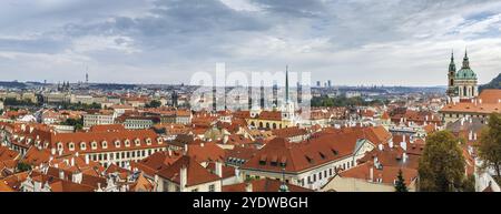 Panoramablick auf Prag mit der Kirche St. Nikolaus von der Prager Burg, Tschechische republik Stockfoto