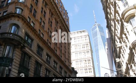 New York City Lower Manhattan, Downtown Financial District Architecture, USA. Ein World Trade Center Wolkenkratzer, Fulton Street, USA. Amerikanische Stadtszene. WTC Freedom Tower in NYC. Stockfoto