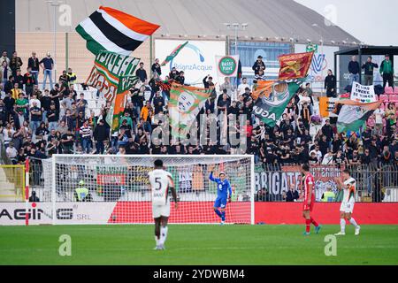 Monza, Italie. Oktober 2024. Venezia FC Fans während des italienischen Meisterschaftsspiels Serie A zwischen AC Monza und Venezia FC am 27. Oktober 2024 im U-Power Stadion in Monza, Italien - Foto Morgese-Rossini/DPPI Credit: DPPI Media/Alamy Live News Stockfoto