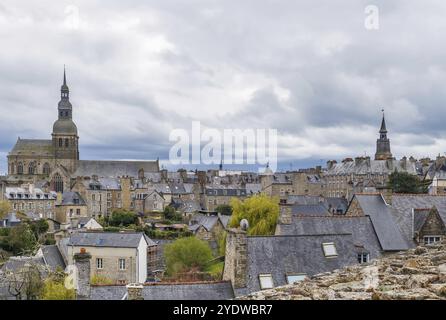 Blick auf das historische Zentrum von Dinan von Hill, Bretagne, Frankreich, Europa Stockfoto