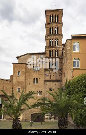 Santi Giovanni e Paolo ist eine alte Basilika in Rom, die sich auf dem Celian Hill befindet. Glockenturm Stockfoto