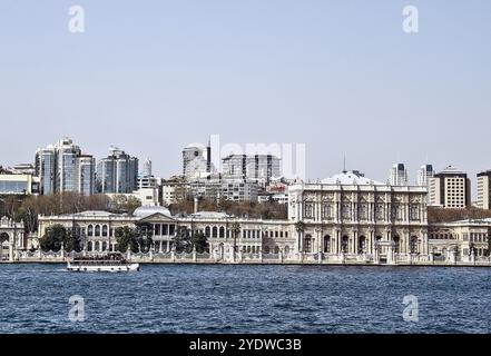 Der Dolmabahce-Palast an der europäischen Küste des Bosporus diente ab 1856 als Hauptverwaltungszentrum des Osmanischen Reiches Stockfoto