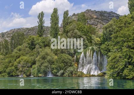 Roski Slap ist ein großer Wasserfall im Krka-Nationalpark, Kroatien, Europa Stockfoto