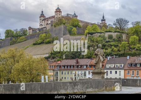 Blick auf die Festung Marienberg von der Alten Mainbrücke, Würzburg, Deutschland, Europa Stockfoto