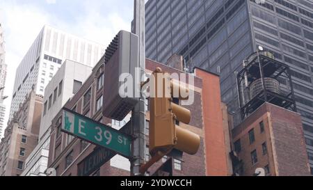 Kreuzung New York City, Kreuzung Lexington Street Straßenschilder. Chrysler Building, Midtown District, NYC, USA. Hochhausarchitektur, Straßenschild in eine Richtung, Ampel Stockfoto