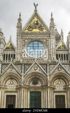 Hauptfassade der Kathedrale von Siena (Duomo di Siena) ist eine mittelalterliche Kirche in Siena, Italien. Die Kathedrale selbst wurde ursprünglich geplant und fertiggestellt Stockfoto