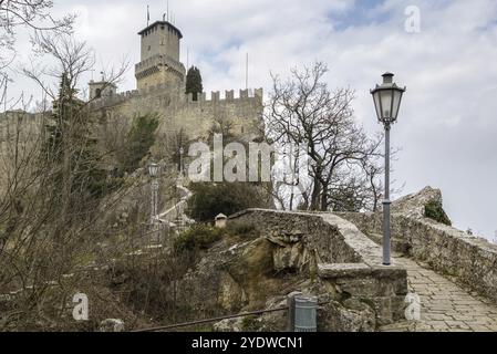 Der erste Turm oder die Festung von Guaita ist der älteste der drei Türme, die auf dem Monte Titano errichtet wurden und der berühmteste. Es wurde im 11.. Jahrhundert erbaut Stockfoto